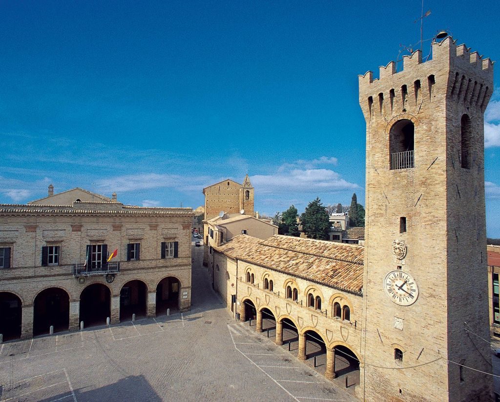 piazza del comune di montelupone